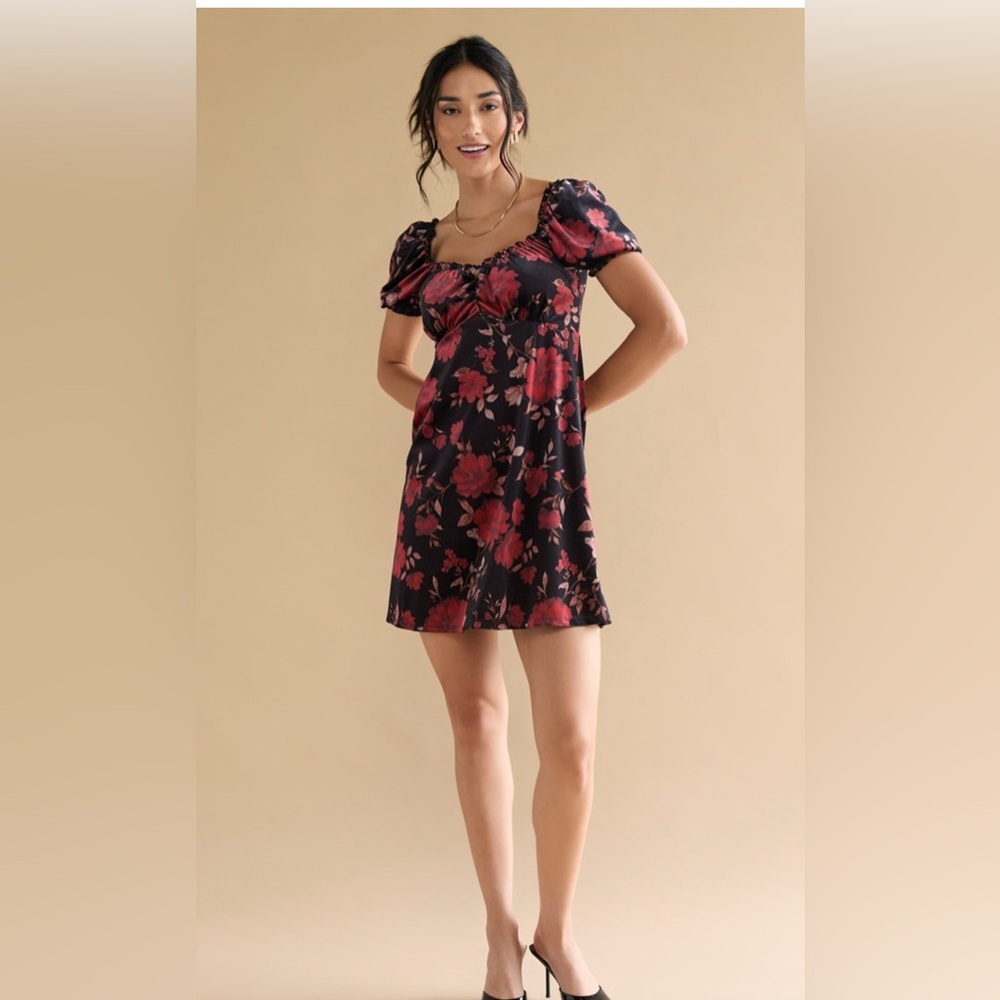 New Francesca’s Floral Puff Sleeve Velvet Shift Mini Dress